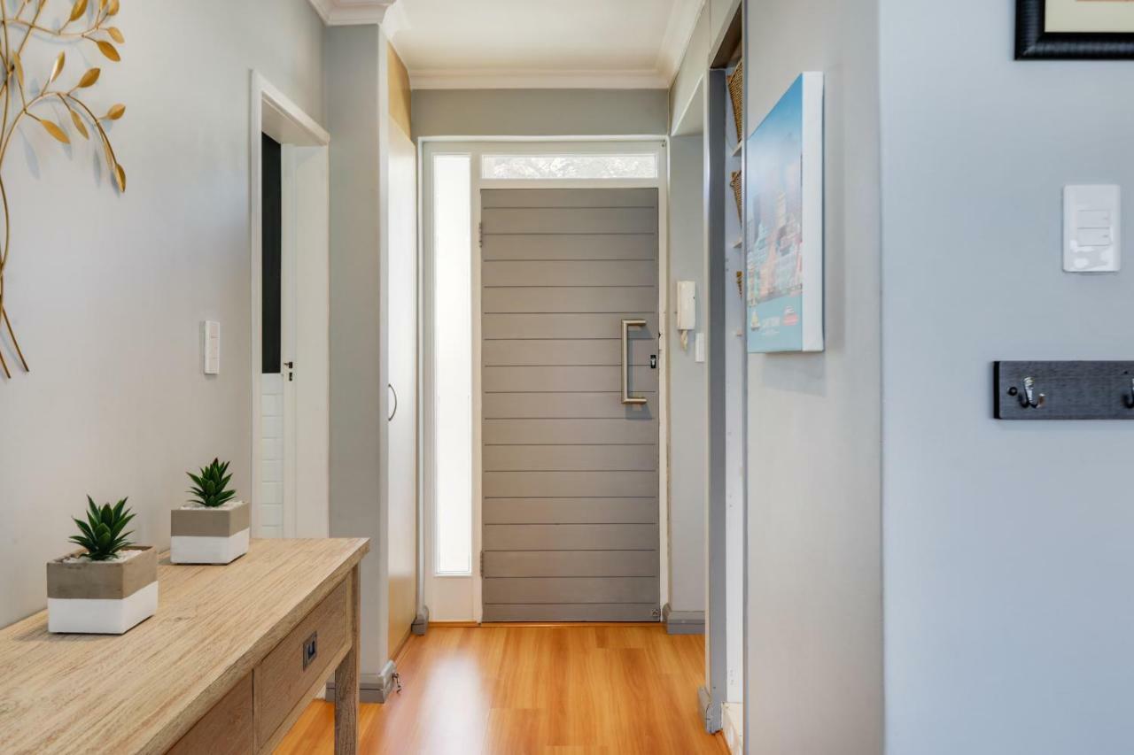 Backup-Powered Bantry Bay View 2 Bed Apartment 开普敦 外观 照片