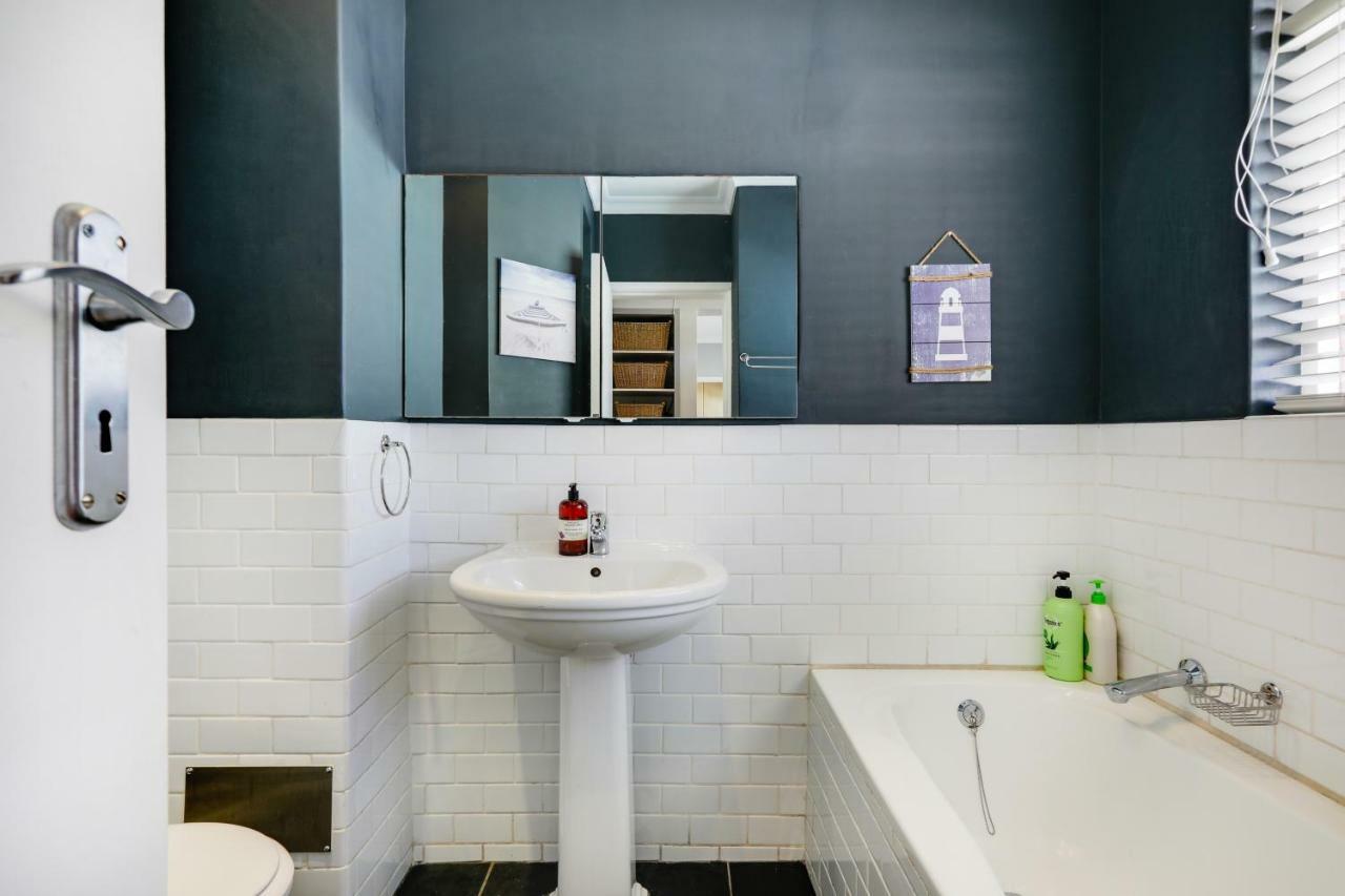 Backup-Powered Bantry Bay View 2 Bed Apartment 开普敦 外观 照片